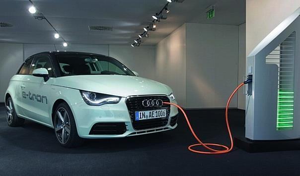 Künftige Audi e-tron Modelle werden am Stammsitz Ingolstadt mit Strom aufgeladen,der direkt aus Photovoltaik-Anlagen vom Werksgelände stammt. Die erste Ladestation wird bis zum Ende des Jahres in Betrieb genommen.